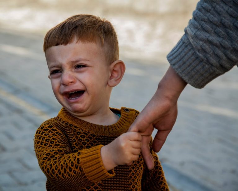 Crise TDAH chez l'enfant — comprendre et calmer une explosion émotionnelle