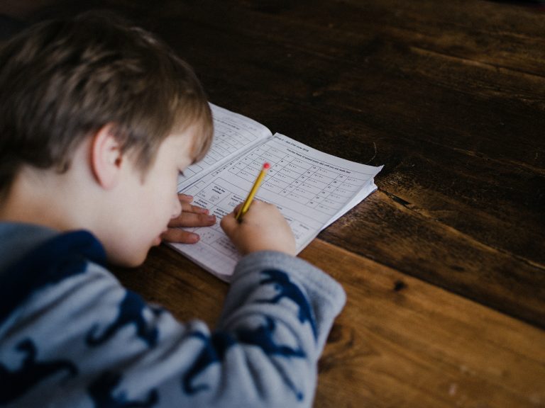 Quiz TDAH enfant — auto-évaluation des 12 signes du DSM-5 en ligne