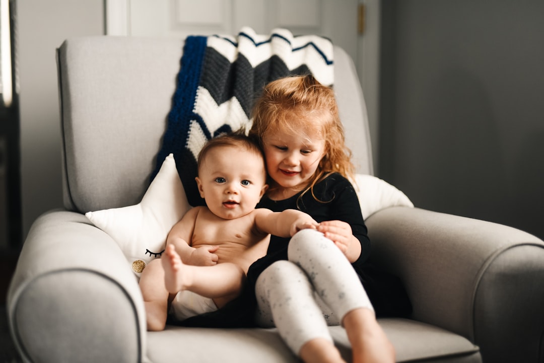 Bébé observé par sa mère — premiers signes d'autisme à 12-24 mois