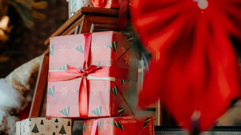 Cadeaux de Noël emballés dans du papier rouge, idées cadeaux pour un enfant ou un adulte autiste ou TDAH